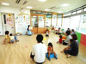 紙芝居の読み聞かせを見ている全体の様子
