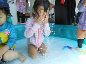 水面に顔を付けられた女の子の様子