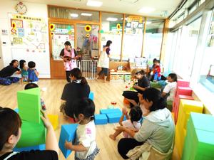 ファミサポのよろず相談で、ウクレレショーをやっている様子