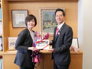 教育長室にて戸張教育長と記念撮影をする市長