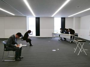 派遣職員が出席する辞令交付式の様子