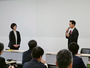 行政会議にて市長から戸張教育長へ感謝の言葉を述べる場面