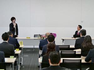 行政会議にて退任の挨拶を述べる戸張教育長