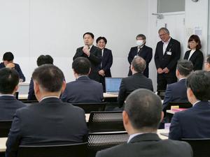 行政会議にて挨拶をする役職を退任する職員たち