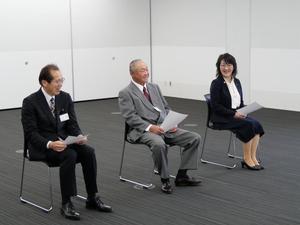 辞令交付式後に市長と退職する職員が談笑する様子