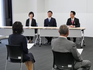 辞令交付式後に市長たちと退職する職員が談笑する様子