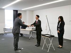 派遣元へ戻る職員に辞令書を交付する市長