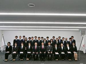 市長、副市長、教育長と新規採用職員全員による記念撮影