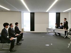 辞令交付式にて派遣する職員へ訓示をする市長