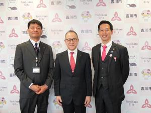 市長、教育長、副市長による記念撮影