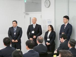 課長級に昇格した職員が行政会議にて紹介される様子