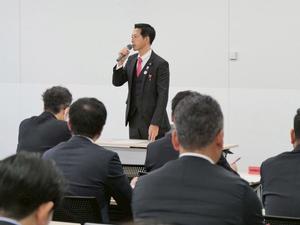 行政会議にて挨拶をする市長