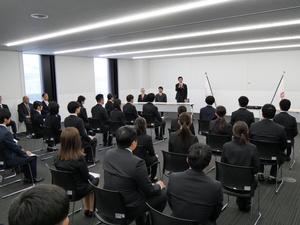 新規採用職員に向けて訓示をする市長