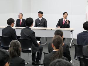 笑顔で新規採用職員に話をする市長