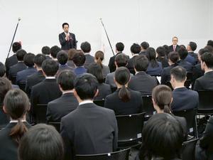 新年度吉川市に着任する先生方に挨拶をする市長