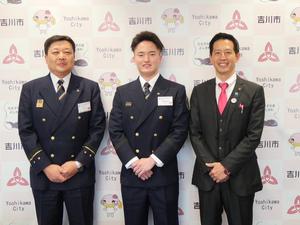 市長、消防長、消防組合の新規採用職員との記念撮影