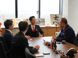 市長応接室にて長原署長と話をする市長