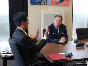 市長応接室にて長原署長と話をする市長