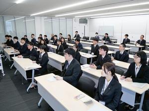 市長講話を真剣な表情で聞く新規採用職員