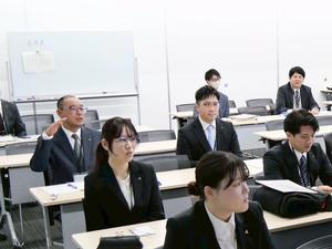 市長に答える新規採用職員