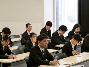 市長講話を真剣な表情で聞く新規採用職員