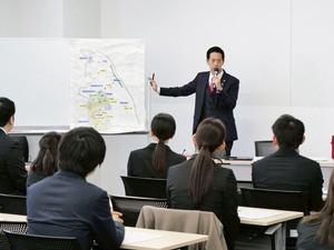 市域図を指して説明をする市長