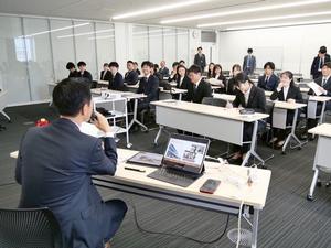 講話する市長側から見た新規採用職員の様子