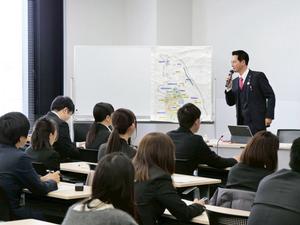 笑顔で新規採用職員に質問する市長