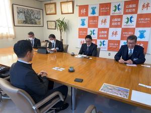 北杜市副市長、職員の方々と面会する市長