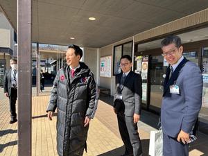 北杜市の方々に見送りを受ける市長
