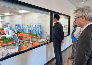 市長が工場内を見学する様子