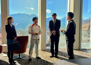 村上農園の方と話をする市長