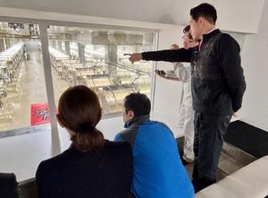 市長が工場内を見学する様子