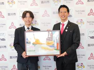 絵を持って記念撮影をする市長と二丹田瑛人くん