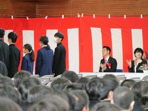 入場する新入生を拍手で迎える市長