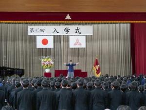 校歌斉唱の場面