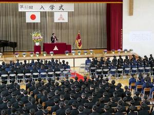 壇上で祝辞を述べる市長