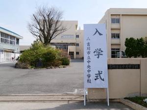 入学式の立て看板が立てられた正門