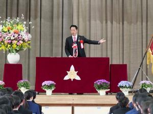 壇上で祝辞を述べる市長