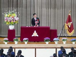 壇上で祝辞を述べる市長