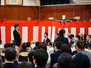 新一年生たちを笑顔で見守る市長