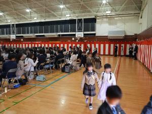 入学式会場から退場する新一年生