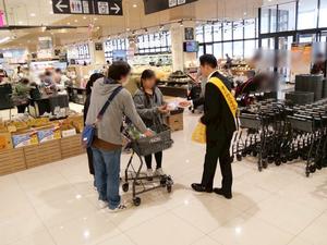 啓発品を配布する市長