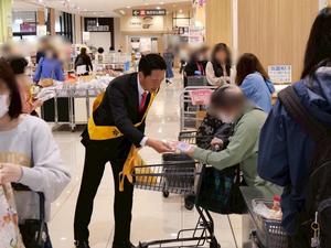 啓発品を配布する市長