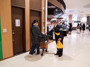 啓発品を配布する参加者の皆さん