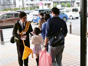 啓発品を配布する参加者の皆さん