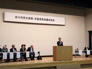 壇上で挨拶をする市長