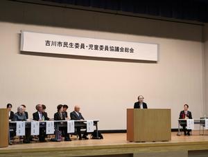 壇上で挨拶をする社会福祉協議会今井会長
