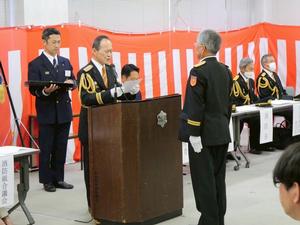 大嶋団長が辞令を読む様子