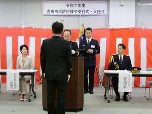 大嶋団長が辞令を読む様子